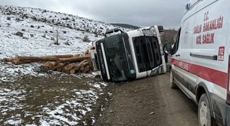 Bolu'da tomruk yüklü tır devrildi: 1 yaralı