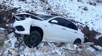 Elazığ'da otomobil şarampole uçtu: 2 yaralı