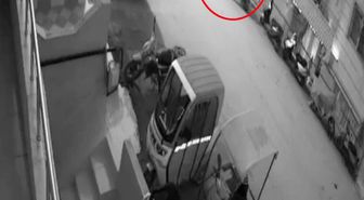 Elini kolunu sallayarak iftar saatinde motosiklet çalan şahıs kamerada