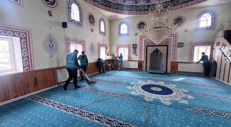 Hınıs'ta yükümlüler camilerde temizlik yaptı