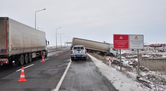 Kars-Ardahan kara yolunda TIR kazası