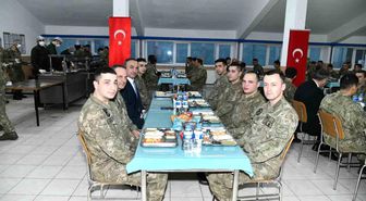 Kışlada askerlerle oruç açtılar