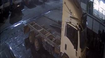 Manisa'da çalınan araç İzmir'de bulundu: Hırsızlık anı kamerada