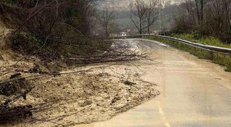 Ordu'da Ünye-Kumru bağlantı yolunda heyelan