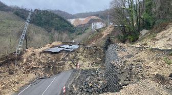 Ordu-Tokat yolunda meydana gelen heyelanda 300 metrelik yol çöktü