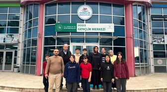 Ortaokul öğrencileri gençlik merkezinde