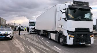 TIR'a çarpan tankerin sürücüsü yaralandı
