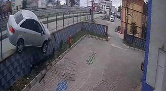 Bafra'da otomobil cami bahçesine uçtu