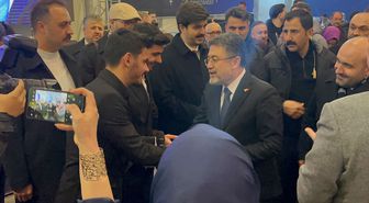 Bakan Yumaklı, gençlerle birlikte 'Kabe'de Hacılar' ilahisini söyledi