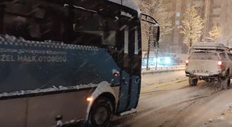 Erzurum'da kar yağışı etkili oldu; araçlar kara gömüldü