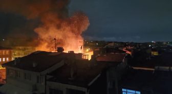 Fatih'te 3 katlı metruk binada yangın; alevler bitişikteki ahşap binaya sıçradı