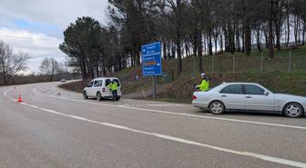 Hafif ticari araç ile otomobil çarpıştı; 2 yaralı