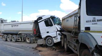 Hafriyat kamyonları çarpıştı: 1 yaralı