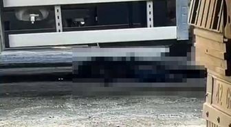İzmir'de geri manevra yapan tırın altında kalan şoför hayatını kaybetti