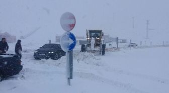 Kahramanmaraş'ta kar ve tipi ulaşımı felç etti