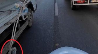 Kamyonetten sarkan ipe dolanan motosikletli ölümle burun buruna geldi