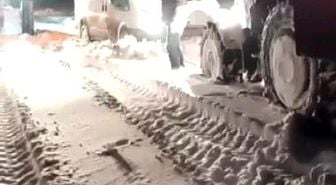 Kars'ta minibüs kara saplandı, mahsur kalan vatandaşlar kurtarıldı