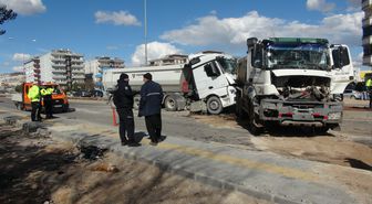Kilis'te hafriyat kamyonları çarpıştı: 1 ağır yaralı