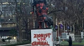Londra'daki Winston Churchill heykeline kırmızı boyalarla İsrail protestosu