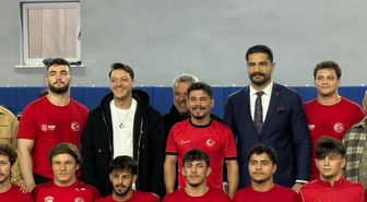 Mesut Özil'den güreş milli takım kampına ziyaret / Fotoğraf eklendi