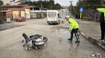 Minibüs ile çarpışan motosikletin sürücüsü öldü