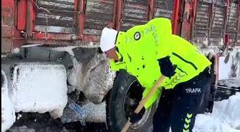 Ardahan'da karda mahsur kalanlara polis desteği