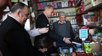 Belediye başkanı, veresiye defterini tartıp 50 bin TL'ye satın aldı