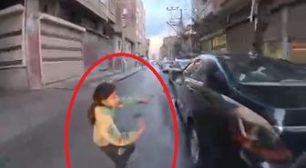 Çocuğun, motosikletin altında kalmaktan son anda kurtulduğu anlar kamerada