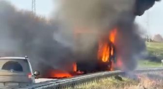 Edirne'de domates yüklü TIR alev alev yandı; o anlar kamerada