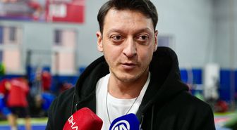 Eski Futbolcu Mesut Özil'den şampiyonluk tahmini: Galatasaray, Avrupa'da yorulacağı için Fenerbahçe şampiyon