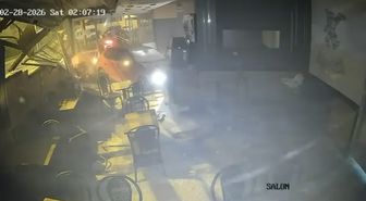 Üsküdar'da otomobil börekçiye uçtu