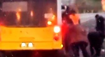 Arnavutköy'de çamurlu yolda ilerleyemeyen İETT otobüsünü vatandaşlar itti