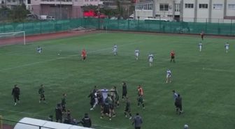 Artvin'de amatör maçta tekmeli yumruklu kavga kamerada