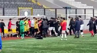 Avcılar'da amatör maç sonrası futbolcuların tekmeli yumruklu kavgası kamerada