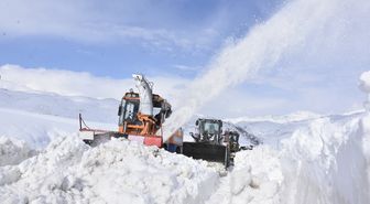Bitlis'te Kırsalda Ulaşım İçin Karla Mücadele Ekipleri Yoğun Çalışma Yürüttü