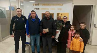 Bulduğu para dolu çantayı polise teslim etti