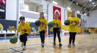 Dördüzler basketbol kursunda aynı parkeyi paylaşıyor
