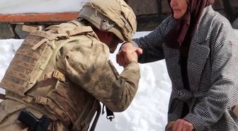 Gülnaz Tarhan Mehmetçik'e Ördüğü Çorapları Ulaştırıyor