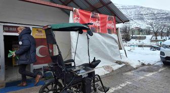Engelli çocuğu için akülü sandalyeyi arabaya çevirdi