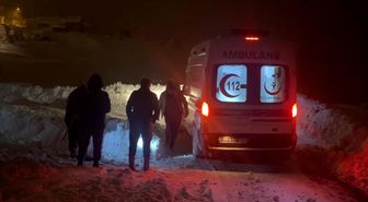 Erzincan'da kardan kapanan köy yolunda zamanla yarış