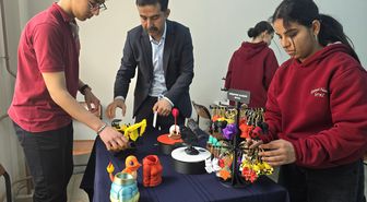 Liseliler, okulda kullanmayı öğrendikleri 3D yazıcıyla üretim yapıp aile bütçelerine katkı sağlıyor