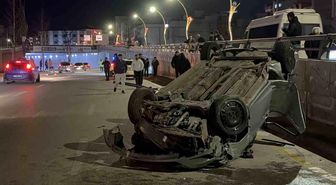 Refüjdeki direğe çarparak karşı şeride geçen otomobil takla attı: 2 yaralı