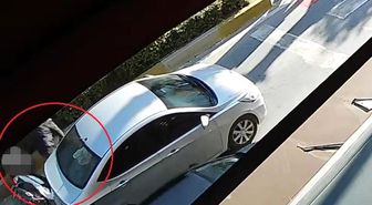 Yayaya yol vermek için duran otomobile arkadan çarptı o anlar güvenlik kamerasında