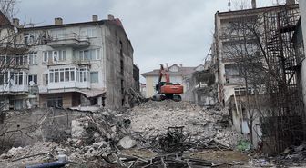 Yıkım sırasında bitişik binadaki dairenin yatak odasının duvarı yıkıldı