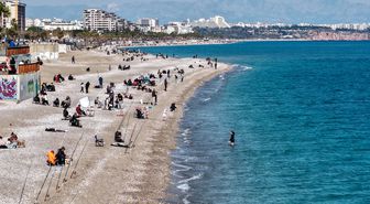 Antalya'da sahilde deniz, zirvede kayak keyfi