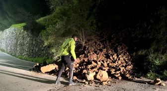 Araç kazayı kıl payı böyle atlattı, heyelanla düşen kayalar yola savruldu