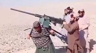 Bu da suyun öte yanındaki savaş! Biri koca uçaksavarı sırtladı, diğeri ateş açtı
