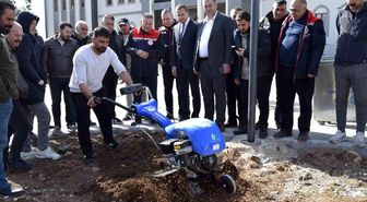 Dicle'de modern bağcılığa yönelik çiftçilere tarım aletleri dağıtıldı