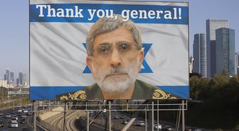 Hainlikle suçlanan İranlı komutanın fotoğrafı Tel Aviv'e asıldı