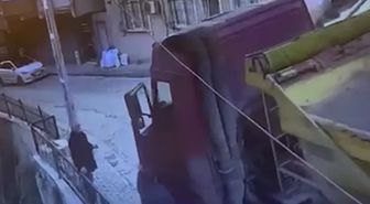 Kağıthane'de aydınlatma direğine çarpan kamyonun sürücüsü yaşamını yitirdi